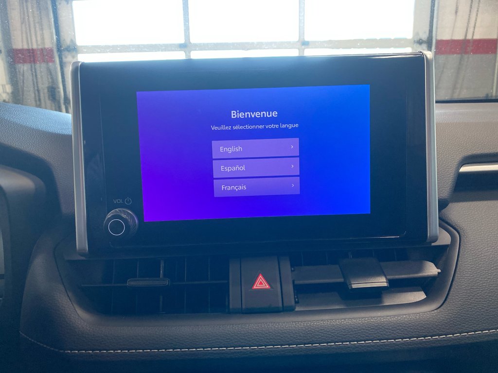 Toyota RAV4 LE AWD 2023 à Cowansville, Québec - 19 - w1024h768px