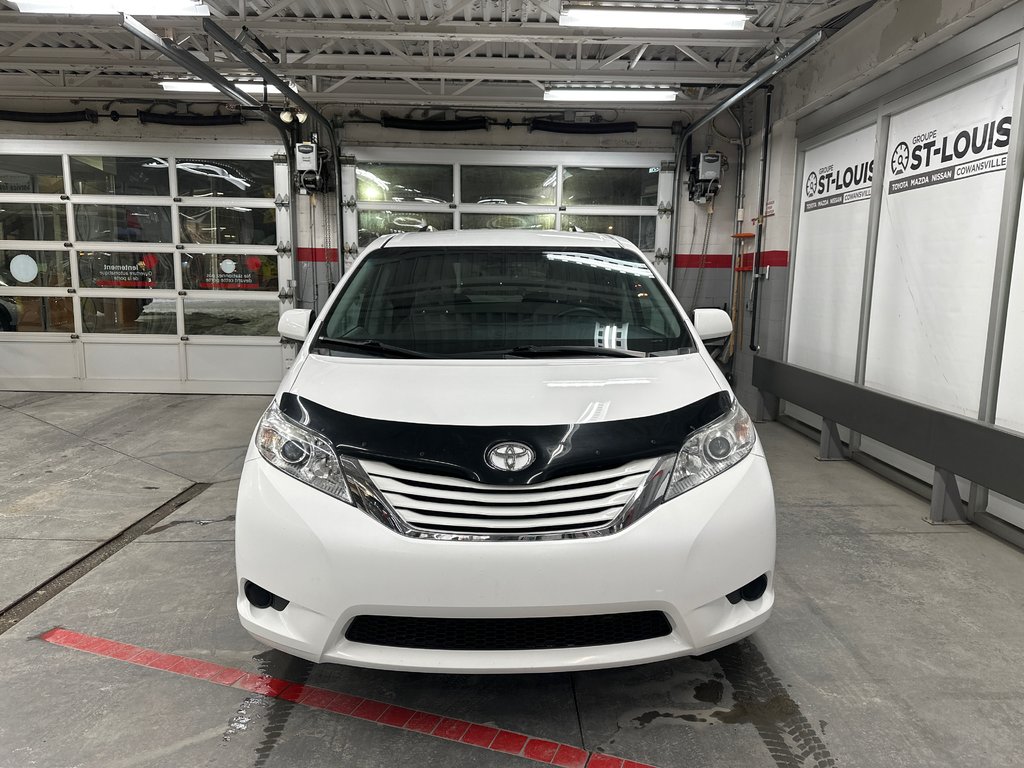 2015  Sienna LE 8 places in Cowansville, Quebec - 2 - w1024h768px