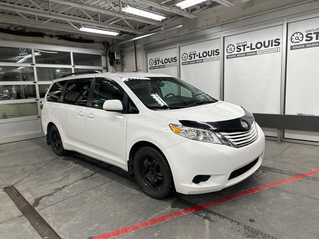 2015  Sienna LE 8 places in Cowansville, Quebec - 1 - w1024h768px