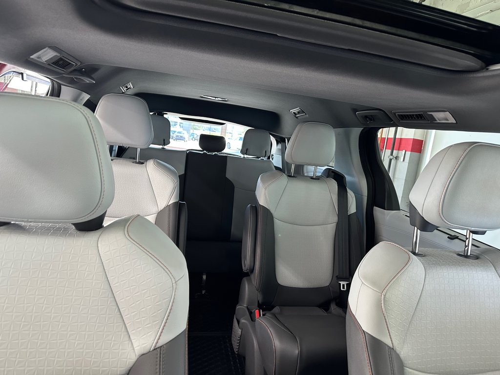 2021 Toyota Sienna XSE in Cowansville, Quebec - 14 - w1024h768px