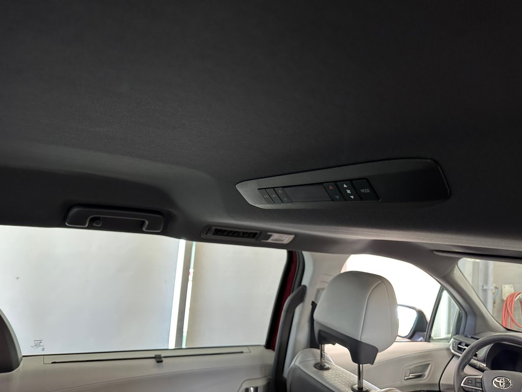 2021 Toyota Sienna XSE in Cowansville, Quebec - 17 - w1024h768px