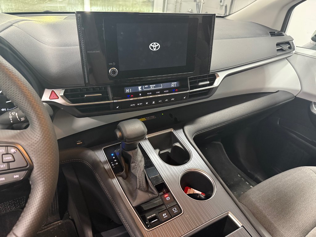 2025 Toyota Sienna LE AWD 8 places in Cowansville, Quebec - 7 - w1024h768px