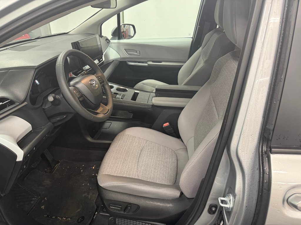 2025 Toyota Sienna LE AWD 8 places in Cowansville, Quebec - 6 - w1024h768px