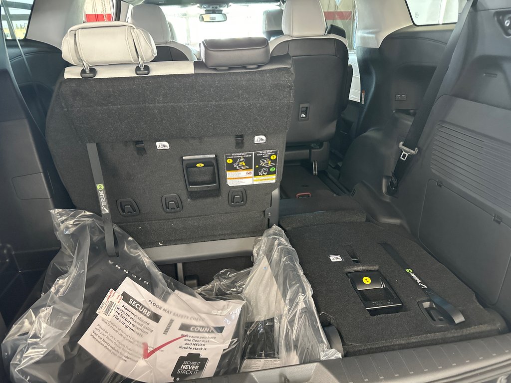 2025 Toyota Sienna XSE in Cowansville, Quebec - 14 - w1024h768px