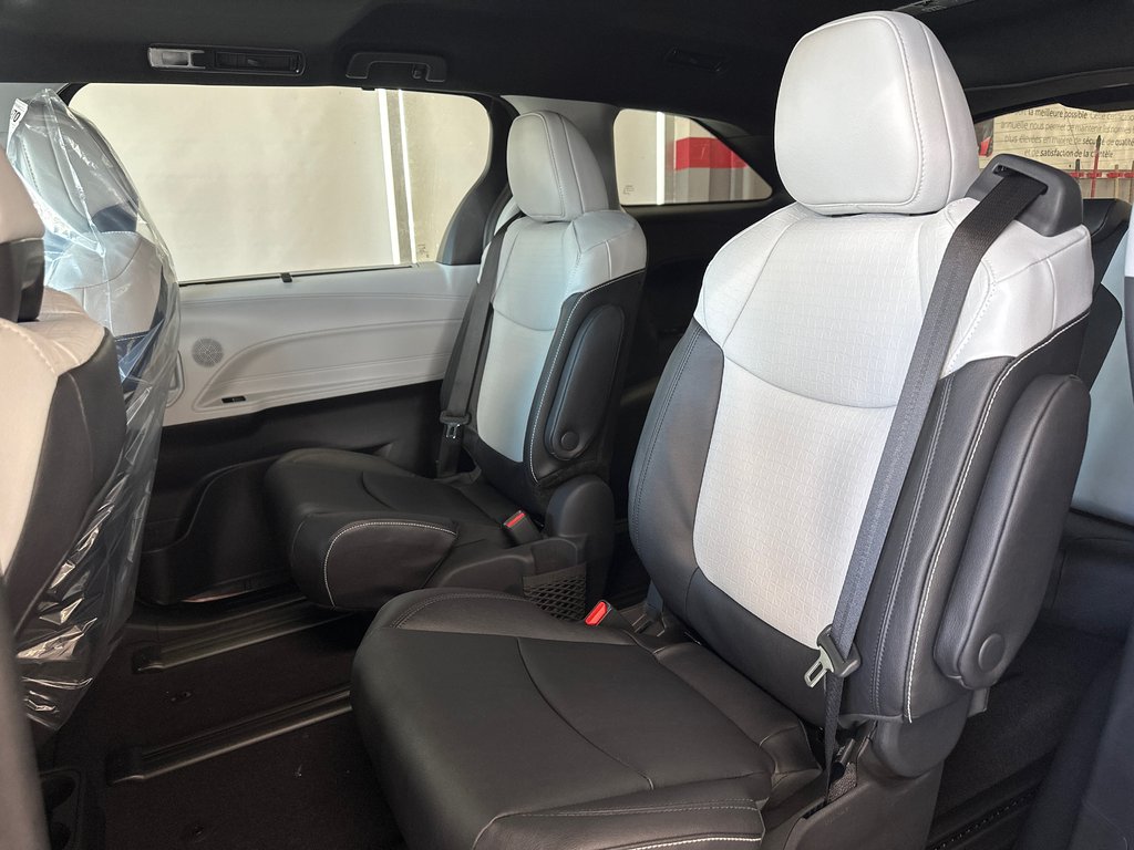 2025 Toyota Sienna XSE in Cowansville, Quebec - 12 - w1024h768px