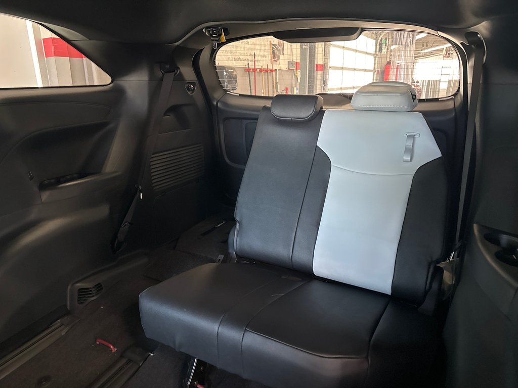 2025 Toyota Sienna XSE in Cowansville, Quebec - 13 - w1024h768px