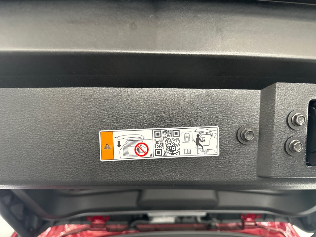 2025 Toyota Sienna XSE in Cowansville, Quebec - 15 - w1024h768px