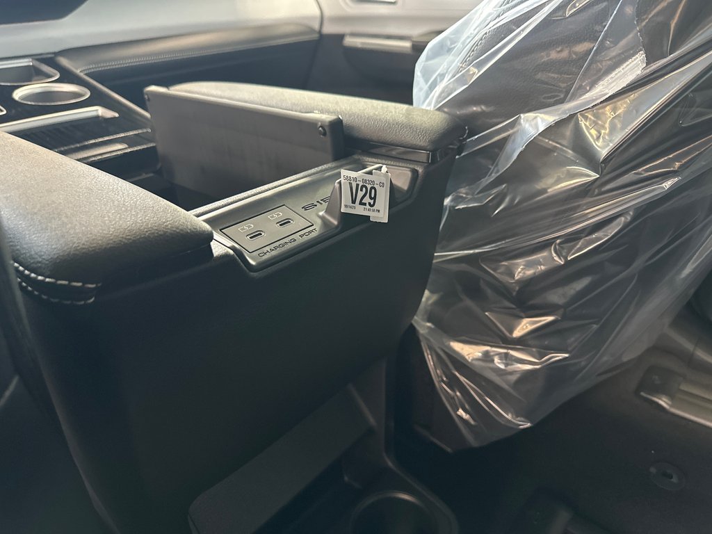 2025 Toyota Sienna XSE in Cowansville, Quebec - 37 - w1024h768px
