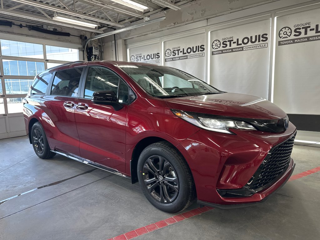 2025 Toyota Sienna XSE in Cowansville, Quebec - 4 - w1024h768px