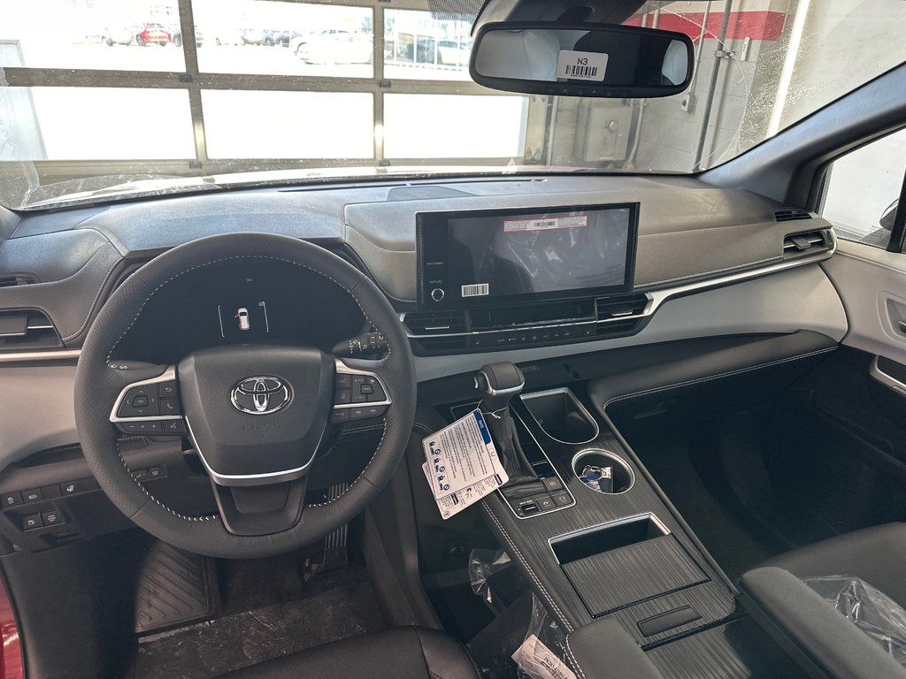 2025 Toyota Sienna XSE in Cowansville, Quebec - 17 - w1024h768px