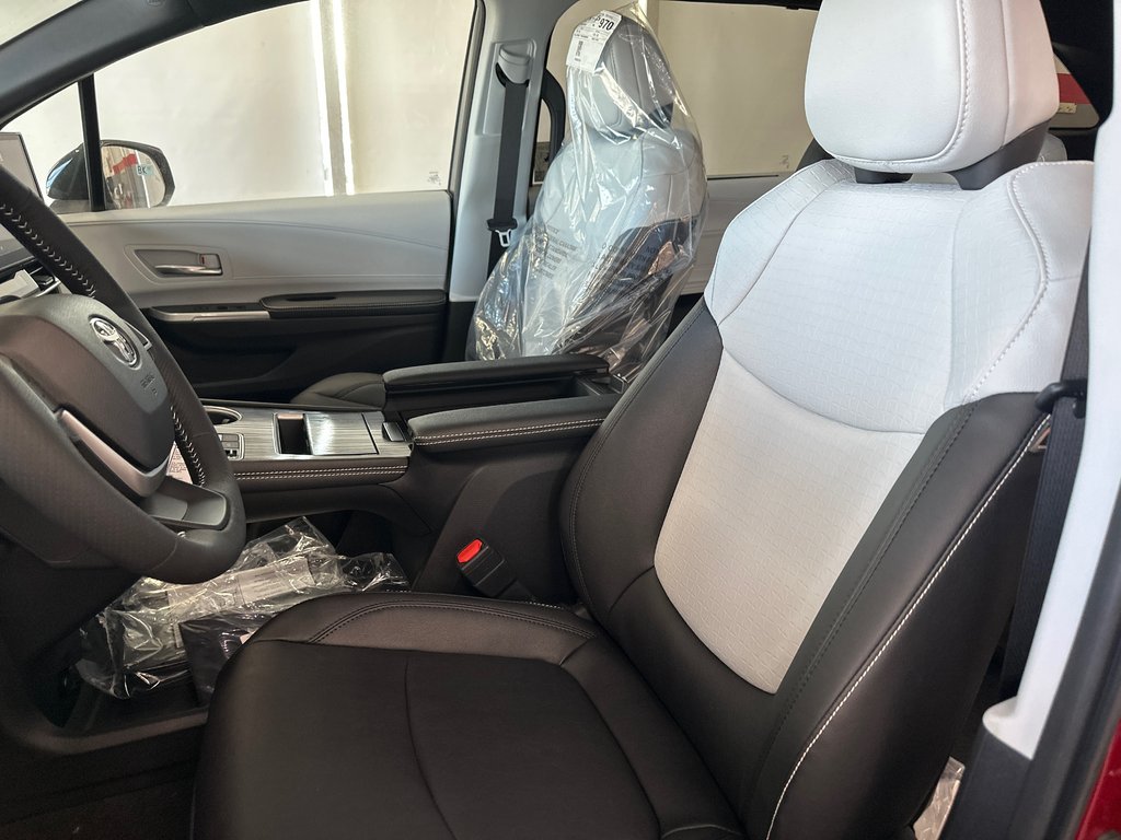 2025 Toyota Sienna XSE in Cowansville, Quebec - 11 - w1024h768px