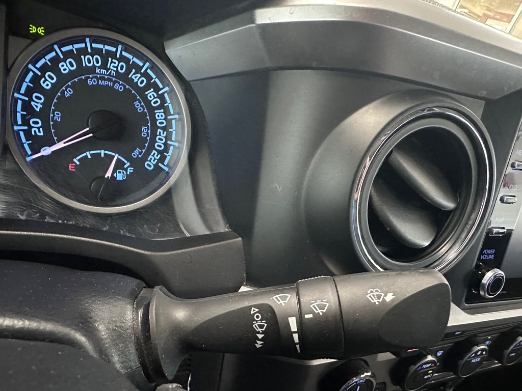 2022 Toyota Tacoma SR5 in Cowansville, Quebec - 30 - w1024h768px