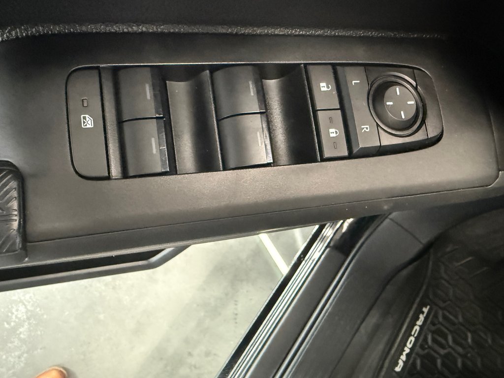 Toyota Tacoma TRD Off Road 2024 à Cowansville, Québec - 15 - w1024h768px