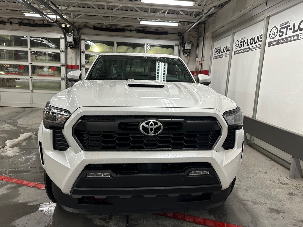 2025 Toyota Tacoma DOUBLE CAB AT in Cowansville, Quebec - 4 - w1024h768px