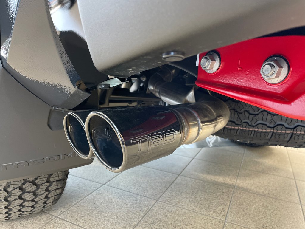 2025 Toyota Tacoma TRD Pro hybrid in Cowansville, Quebec - 14 - w1024h768px
