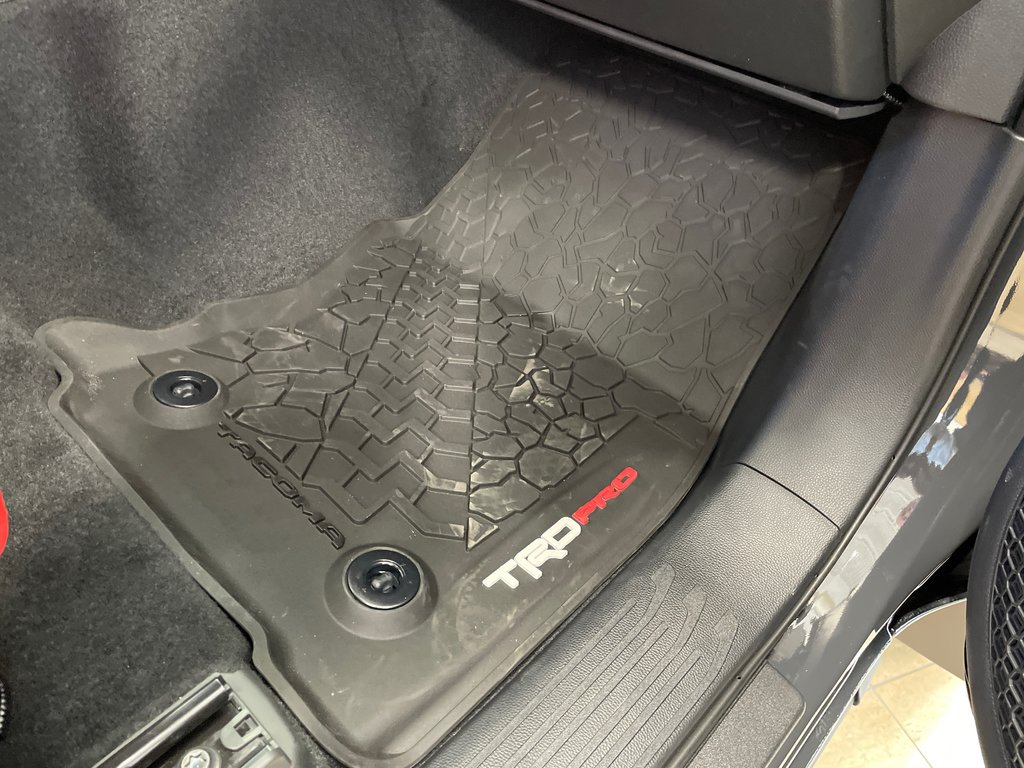 2025 Toyota Tacoma TRD Pro hybrid in Cowansville, Quebec - 17 - w1024h768px