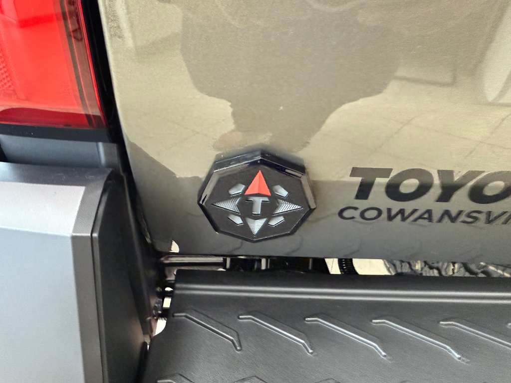 Toyota Tacoma Trailhunter Hybride 2025 à Cowansville, Québec - 7 - w1024h768px