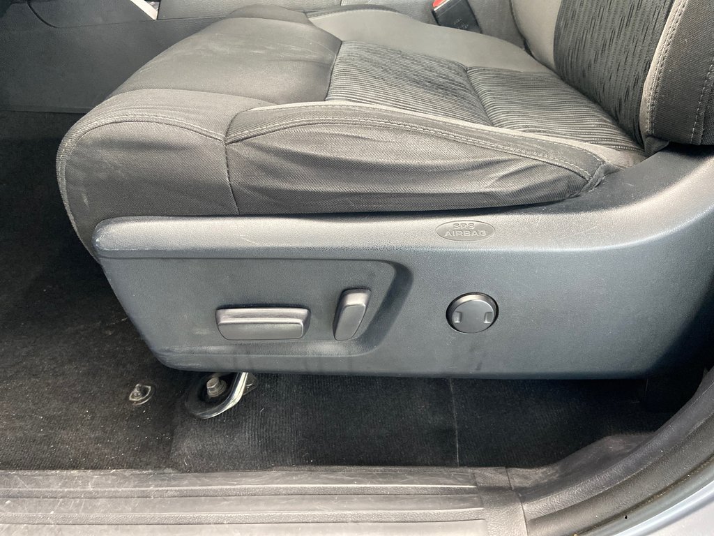 2016 Toyota Tundra SR5 in Cowansville, Quebec - 28 - w1024h768px