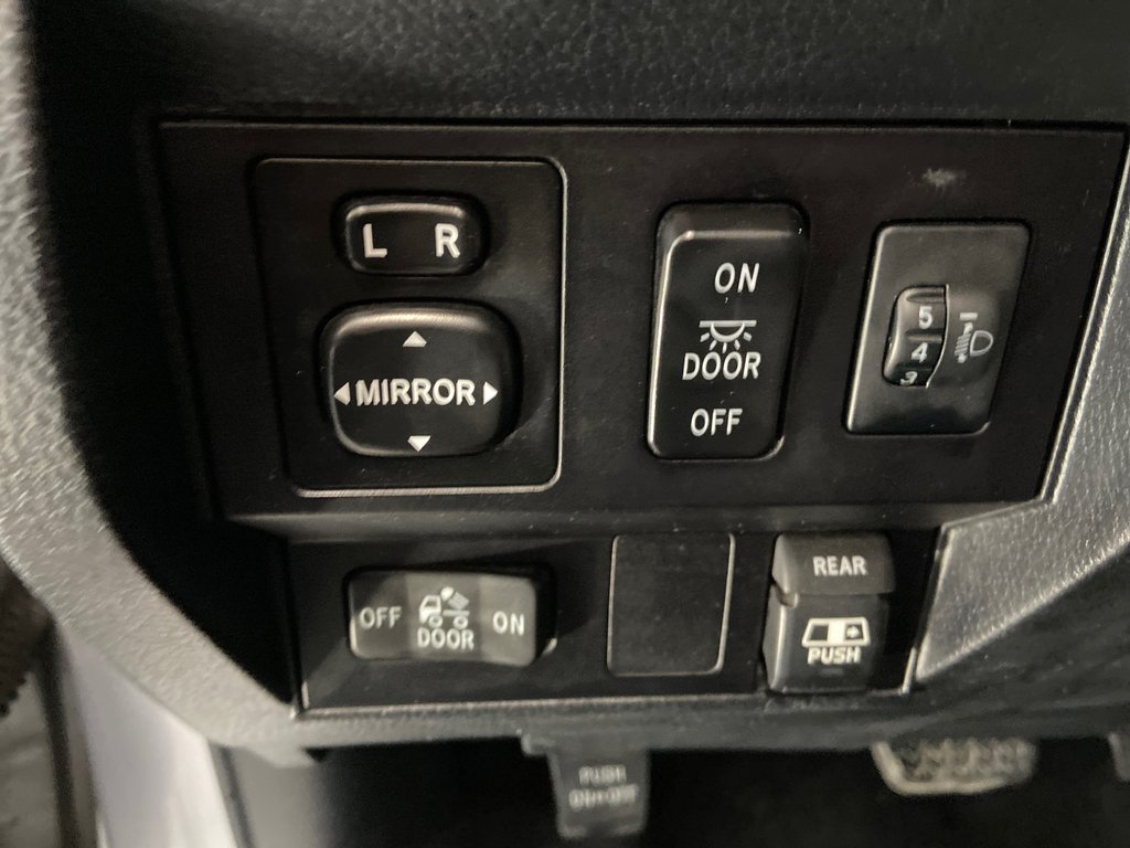 2016 Toyota Tundra SR5 in Cowansville, Quebec - 30 - w1024h768px