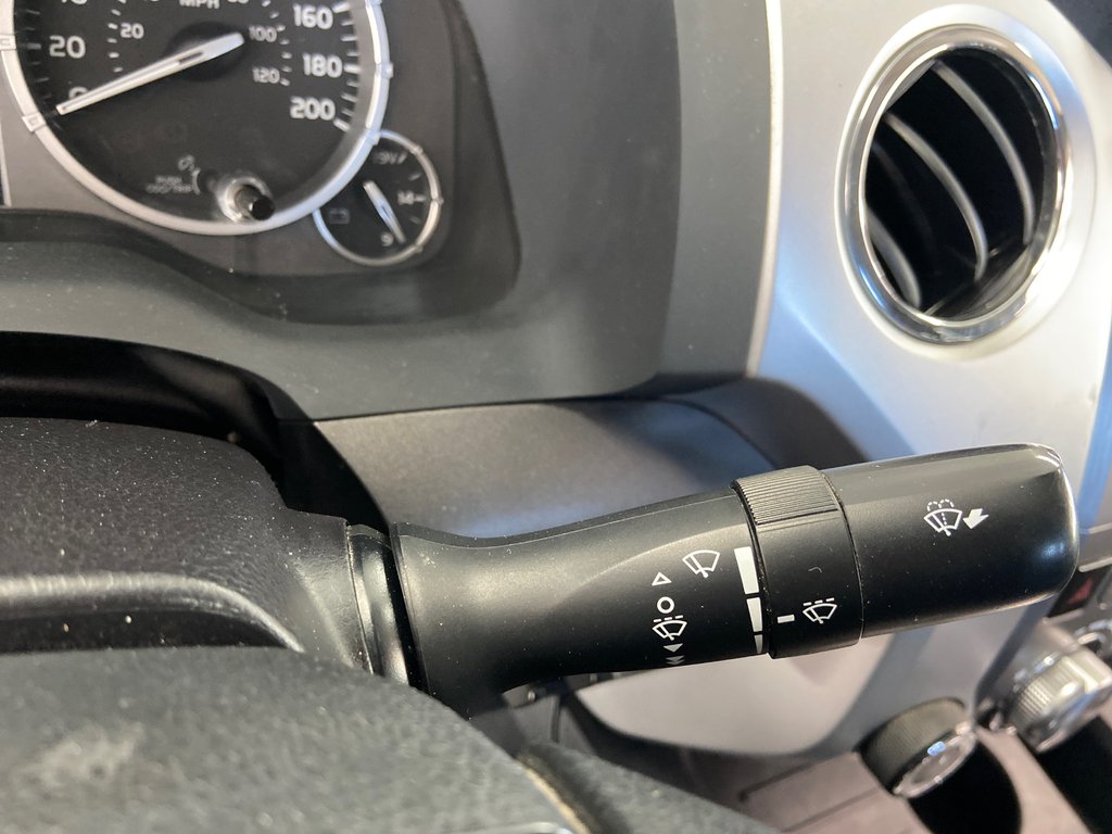 2016 Toyota Tundra SR5 in Cowansville, Quebec - 38 - w1024h768px