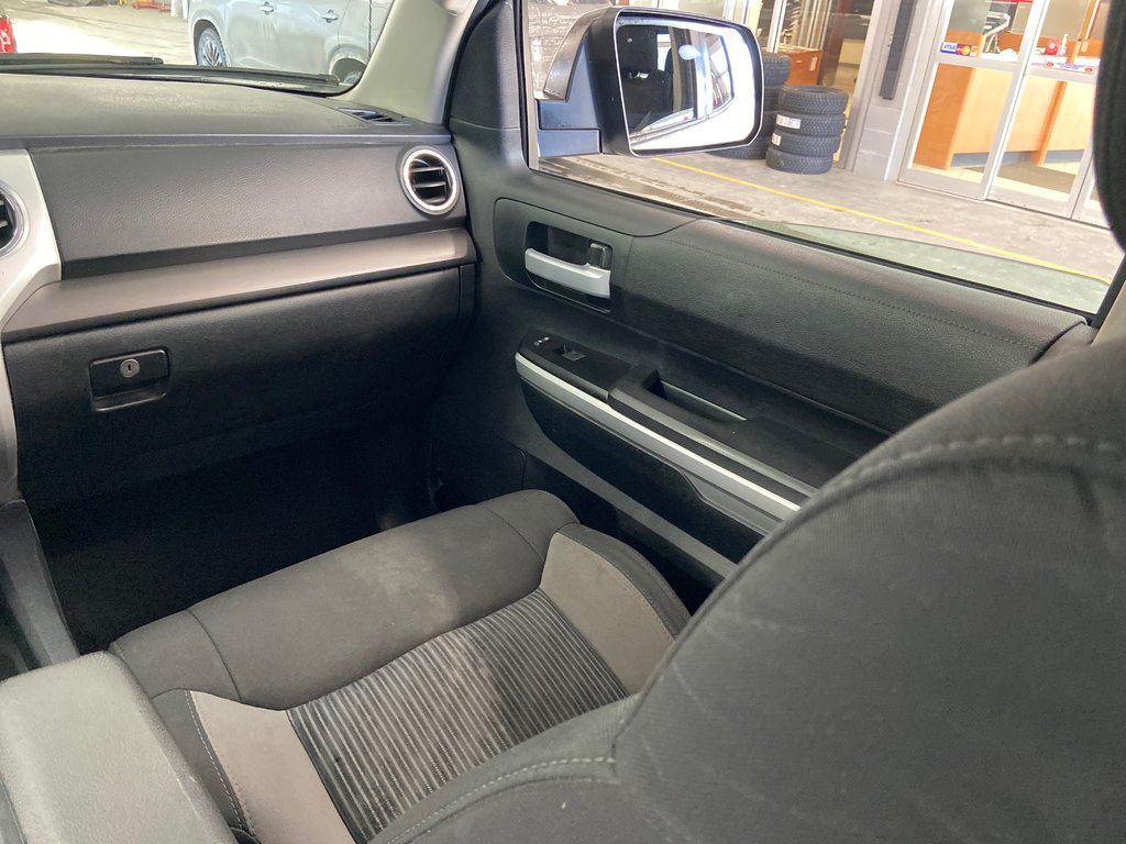 2016 Toyota Tundra SR5 in Cowansville, Quebec - 25 - w1024h768px
