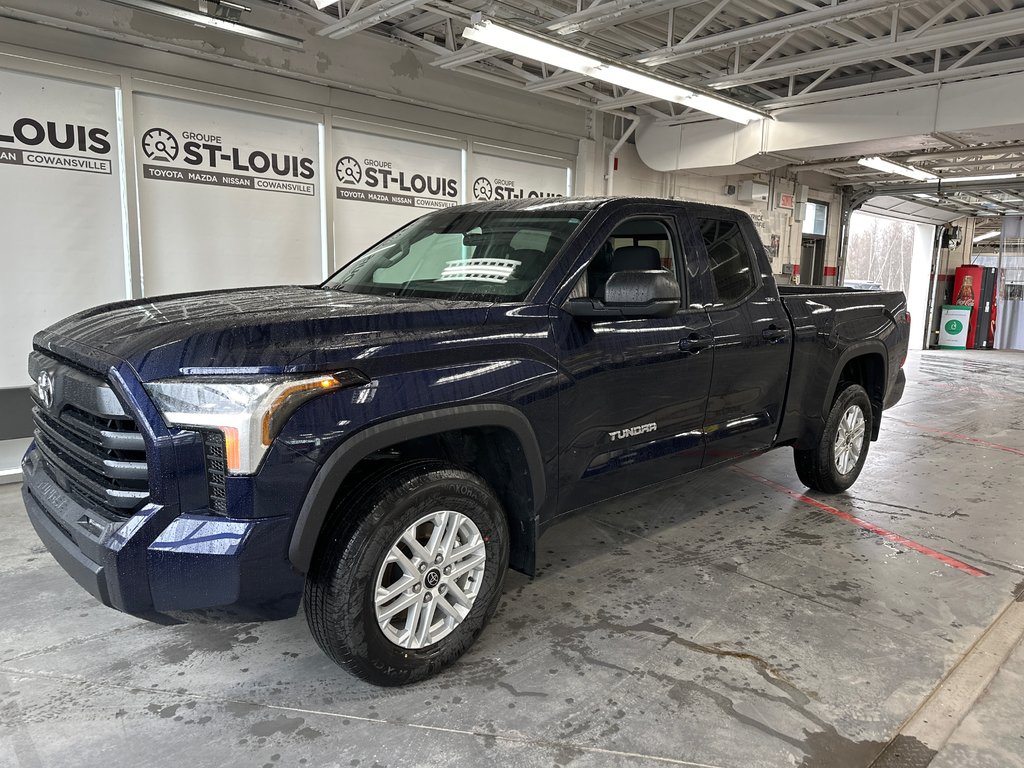 2024  Tundra SR5 Double cab in Cowansville, Quebec - 1 - w1024h768px