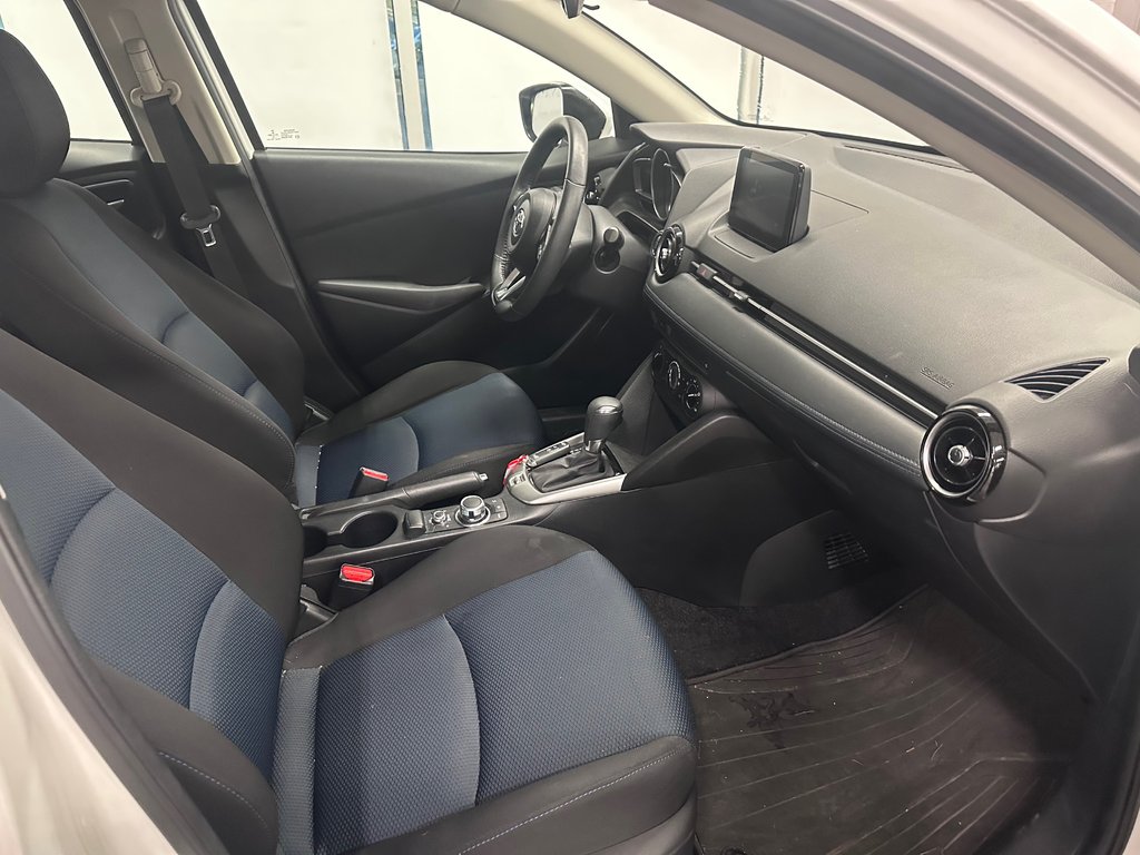 Toyota Yaris Hatchback XLE SIÈGES ET VOLANT CFAUFFANTS / MAGS / CAMÉRA 2020 à Cowansville, Québec - 17 - w1024h768px