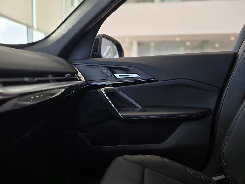 BMW X1 xDrive28i **8 ROUES** CARPLAY | CUIR | NAV | CUIR 2025 à Laval, Québec - 16 - w1024h768px