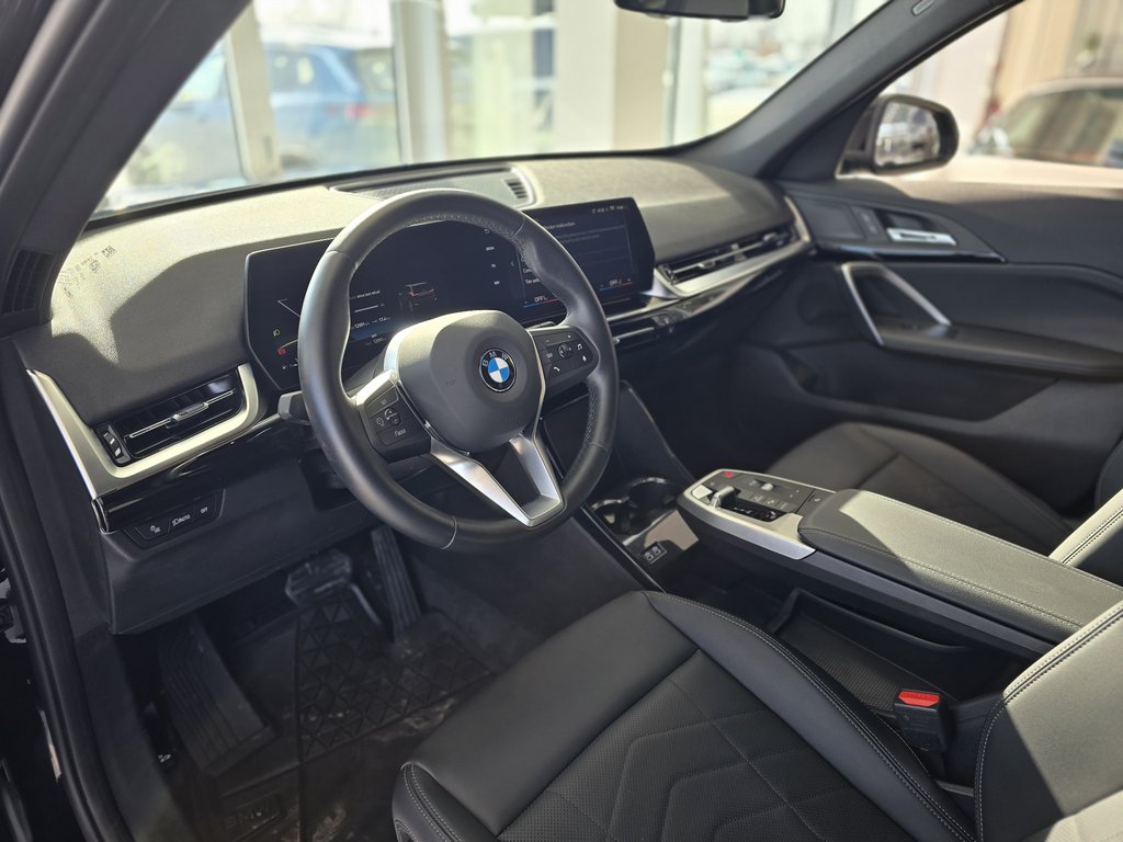 BMW X1 xDrive28i **8 ROUES** CARPLAY | CUIR | NAV | CUIR 2025 à Laval, Québec - 9 - w1024h768px