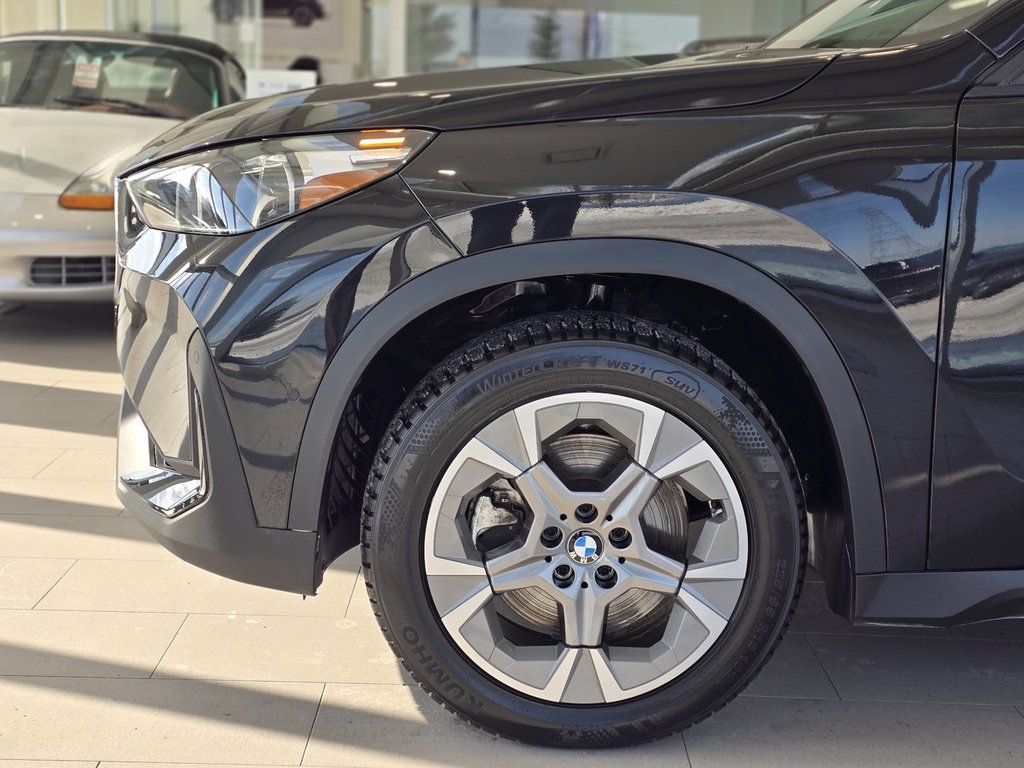 BMW X1 xDrive28i **8 ROUES** CARPLAY | CUIR | NAV | CUIR +++ 2025 à Laval, Québec - 4 - w1024h768px