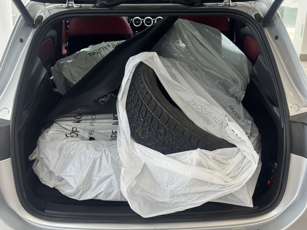 Mercedes-Benz GLA 250 4MATIC | TOIT PANO | CUIR | CARPLAY | CAMÉRA | 8 PNEUS | BAS KM +++ 2023 à Laval, Québec - 9 - w1024h768px