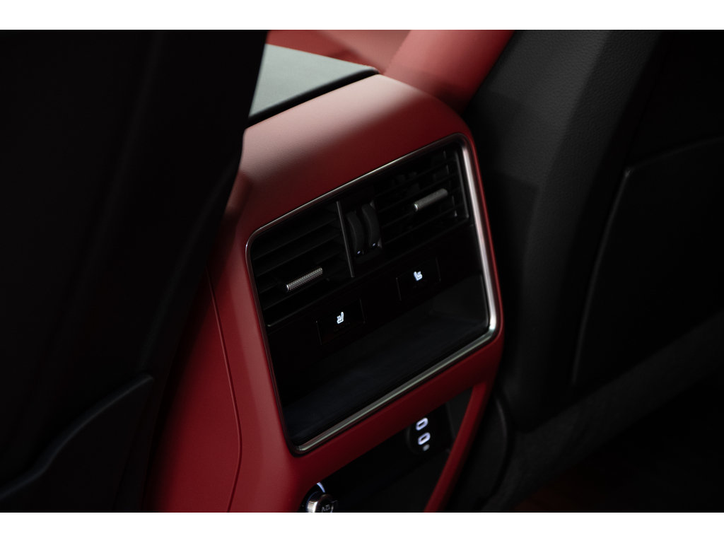 2023  Cayenne Coupe / Performance + Premium Pack / BOSE in Laval, Quebec - 25 - w1024h768px