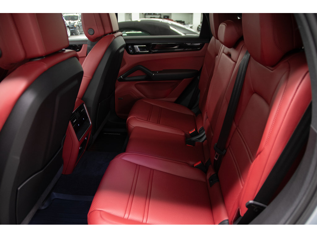 2023  Cayenne Coupe / Performance + Premium Pack / BOSE in Laval, Quebec - 18 - w1024h768px