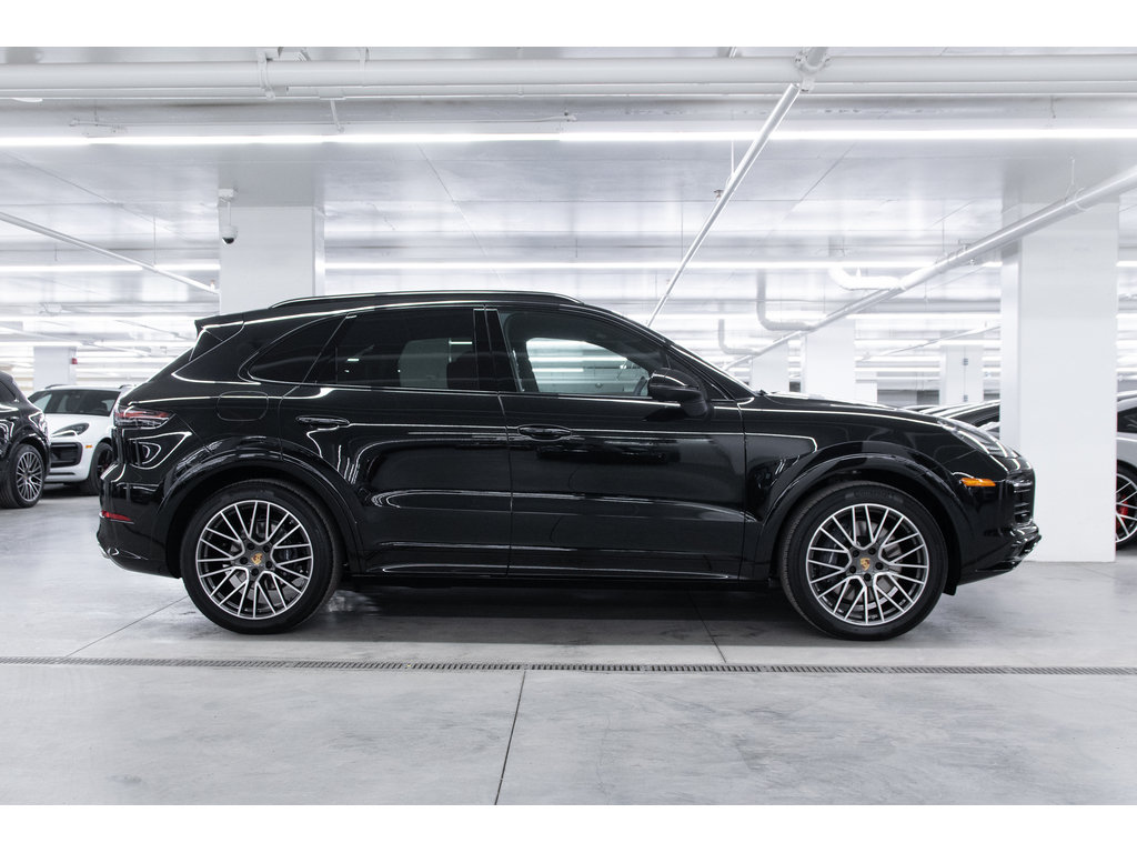 2023  Cayenne / Premium Pack / Bose in Laval, Quebec - 2 - w1024h768px