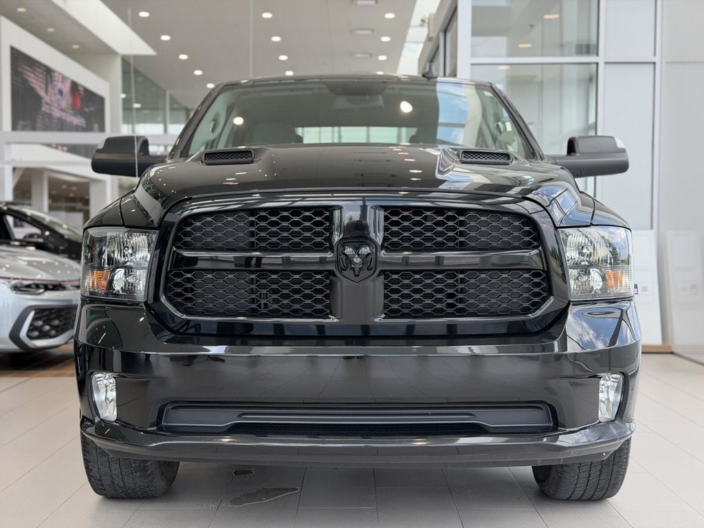Ram 1500 Classic Express NIGHT EDITION | CREW CAB | 8 ROUES | 4X4 | CARPLAY | CAMÉRA | BLUETOOTH +++ 2020 à Laval, Québec - 3 - w1024h768px