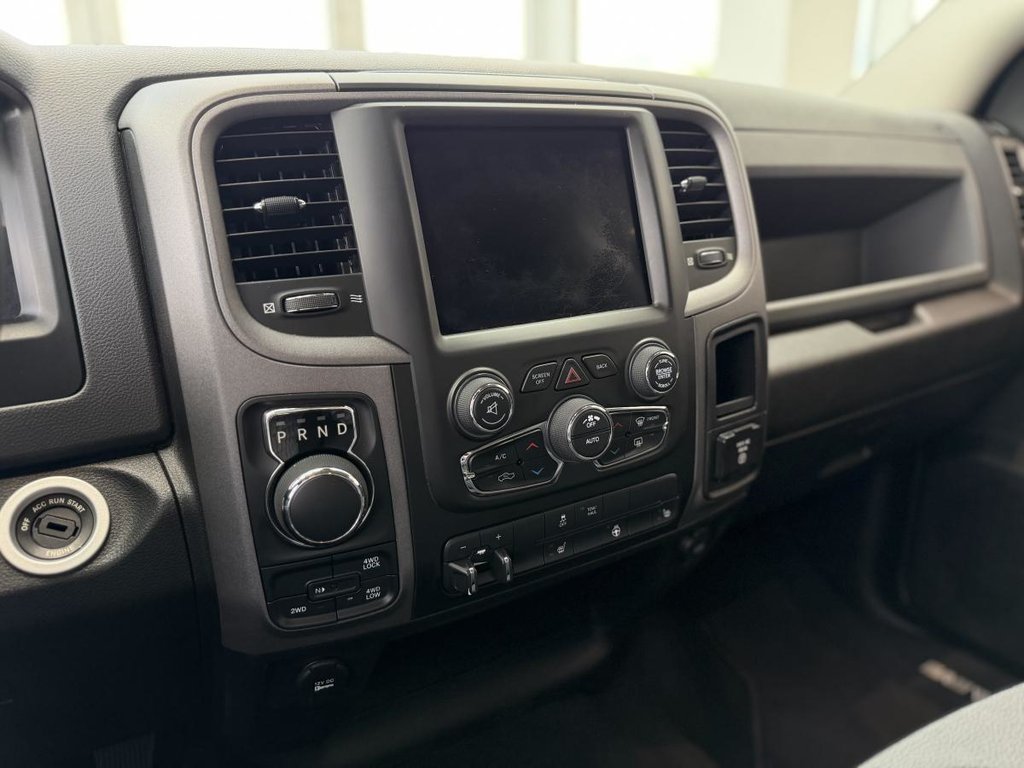Ram 1500 Classic Express NIGHT EDITION | CREW CAB | 8 ROUES | 4X4 | CARPLAY | CAMÉRA | BLUETOOTH +++ 2020 à Laval, Québec - 16 - w1024h768px