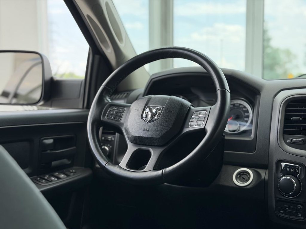 Ram 1500 Classic Express NIGHT EDITION | CREW CAB | 8 ROUES | 4X4 | CARPLAY | CAMÉRA | BLUETOOTH +++ 2020 à Laval, Québec - 12 - w1024h768px