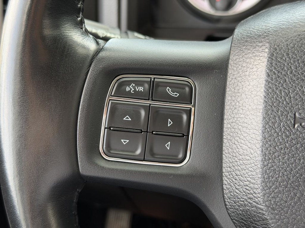Ram 1500 Classic Express NIGHT EDITION | CREW CAB | 8 ROUES | 4X4 | CARPLAY | CAMÉRA | BLUETOOTH +++ 2020 à Laval, Québec - 14 - w1024h768px