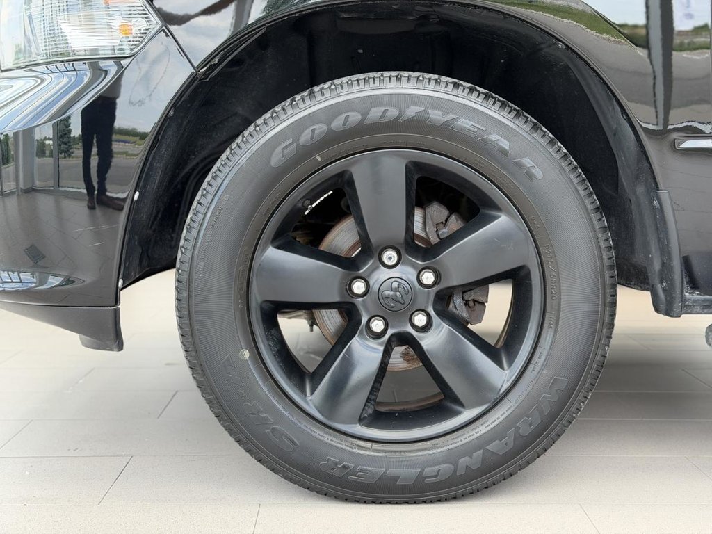 Ram 1500 Classic Express NIGHT EDITION | CREW CAB | 8 ROUES | 4X4 | CARPLAY | CAMÉRA | BLUETOOTH +++ 2020 à Laval, Québec - 5 - w1024h768px