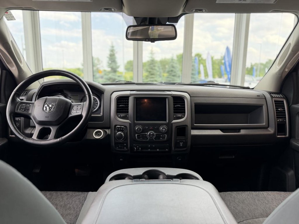 Ram 1500 Classic Express NIGHT EDITION | CREW CAB | 8 ROUES | 4X4 | CARPLAY | CAMÉRA | BLUETOOTH +++ 2020 à Laval, Québec - 11 - w1024h768px