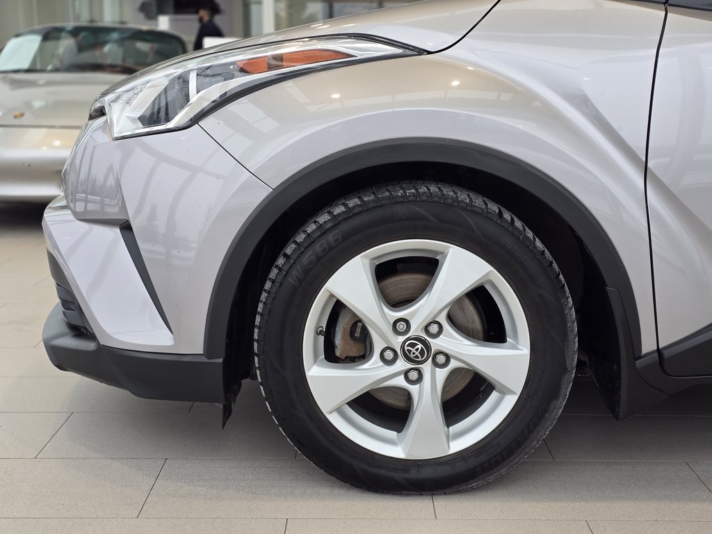 2018 Toyota C-HR XLE | DÉMARREUR | 8 PNEUS | CAM | BLUETOOTH | +++ in Laval, Quebec - 5 - w1024h768px