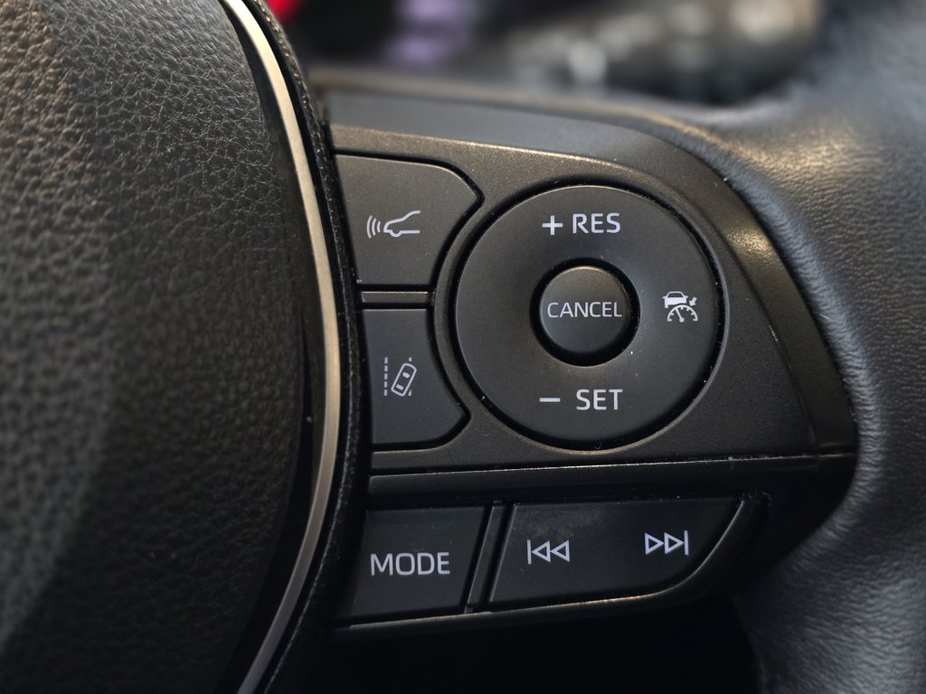 2021  RAV4 XLE AWD | TOIT | CUIR | CARPLAY | CAMÉRA | +++ in Laval, Quebec - 12 - w1024h768px