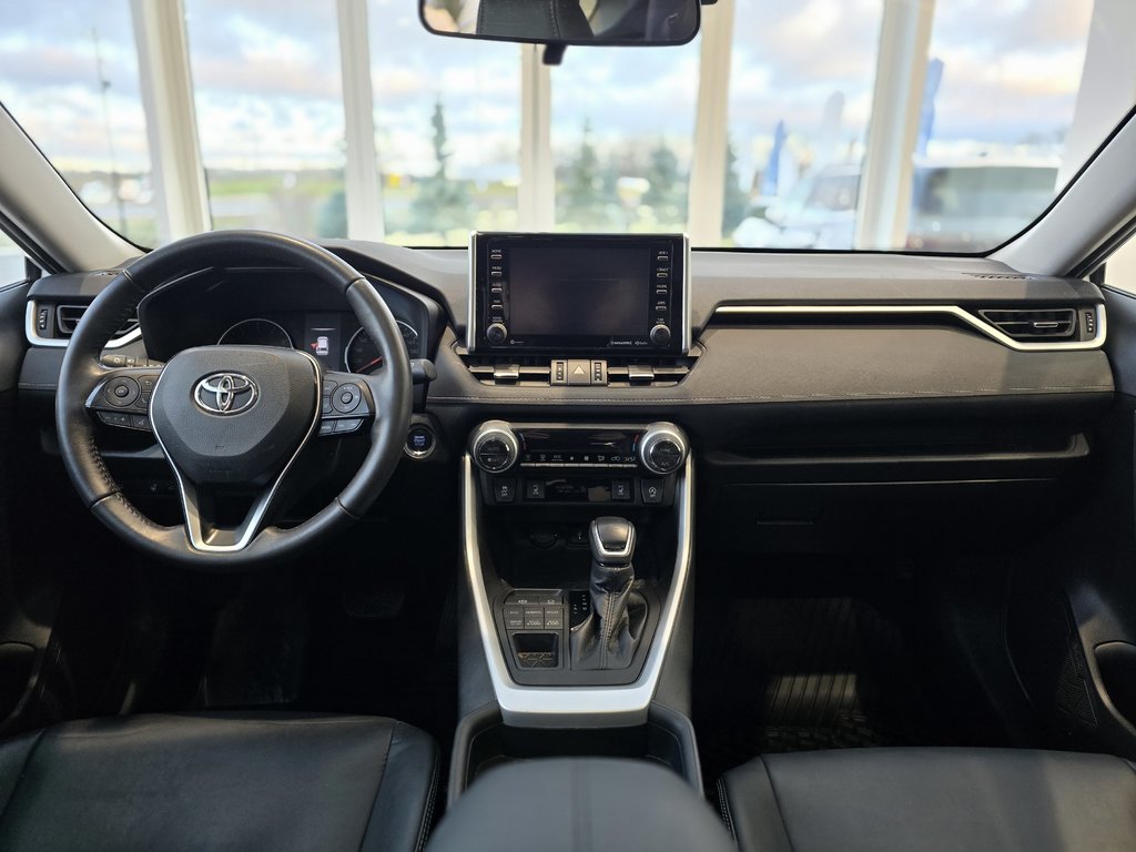 2021  RAV4 XLE AWD | TOIT | CUIR | CARPLAY | CAMÉRA | +++ in Laval, Quebec - 10 - w1024h768px