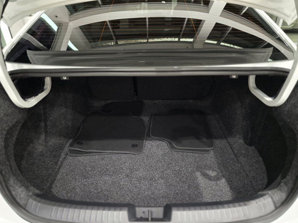 2025 Volkswagen Jetta GLI Autobahn DÉMARREUR | TOIT | CUIR | AUDIO BEATS in Laval, Quebec - 9 - w1024h768px