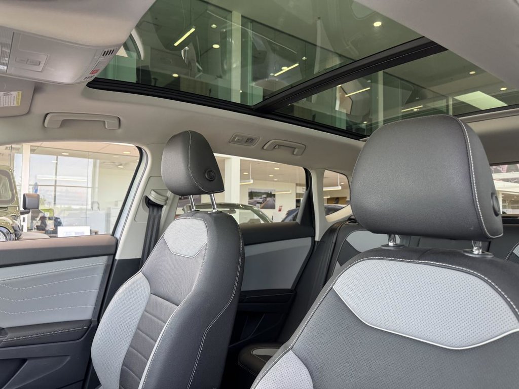 Volkswagen Taos Highline 4MOTION | DÉMARREUR | TOIT PANO | CUIR | CARPLAY +++ 2024 à Laval, Québec - 21 - w1024h768px