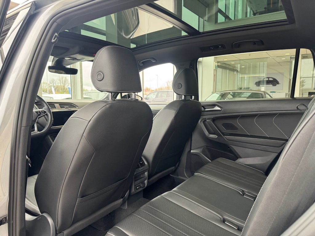 Volkswagen Tiguan Comfortline R-Line Black Edition DÉMARREUR | PANO 2022 à Laval, Québec - 10 - w1024h768px