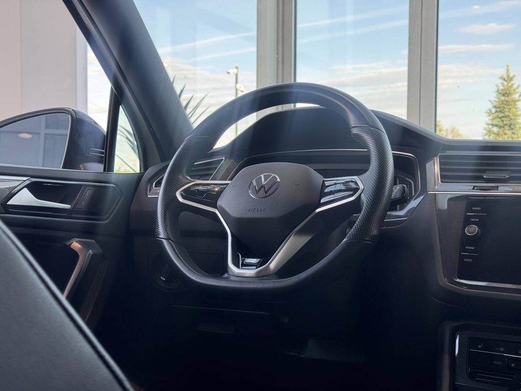 Volkswagen Tiguan Comfortline R-Line Black Edition 4MOTION | DÉMARREUR | TOIT PANO +++ 2022 à Laval, Québec - 12 - w1024h768px