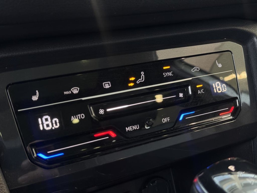 Volkswagen Tiguan Comfortline R-Line Black Edition 4MOTION | DÉMARREUR | TOIT PANO +++ 2022 à Laval, Québec - 17 - w1024h768px