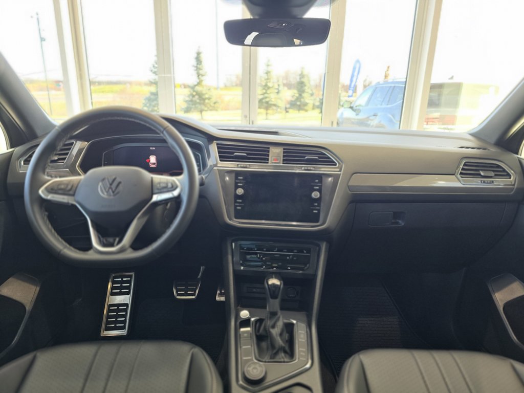 2023  Tiguan Comfortline R-Line Black Edition PANO | CARPLAY in Laval, Quebec - 11 - w1024h768px