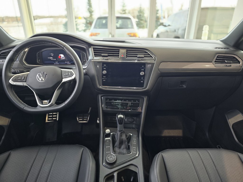 2023 Volkswagen Tiguan Comfortline R-LINE | BLACK PACK | TOIT PANO | CUIR in Laval, Quebec - 11 - w1024h768px